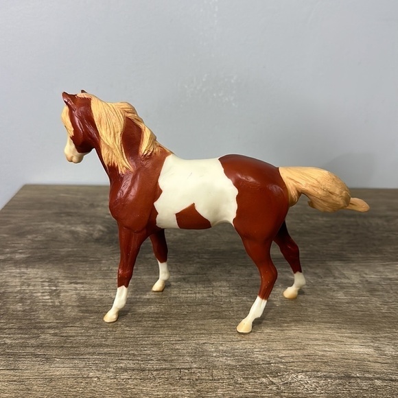 Breyer Reeves Chestnut Pinto Horse Blonde Mane with Silver Logo - Picture 3 of 7
